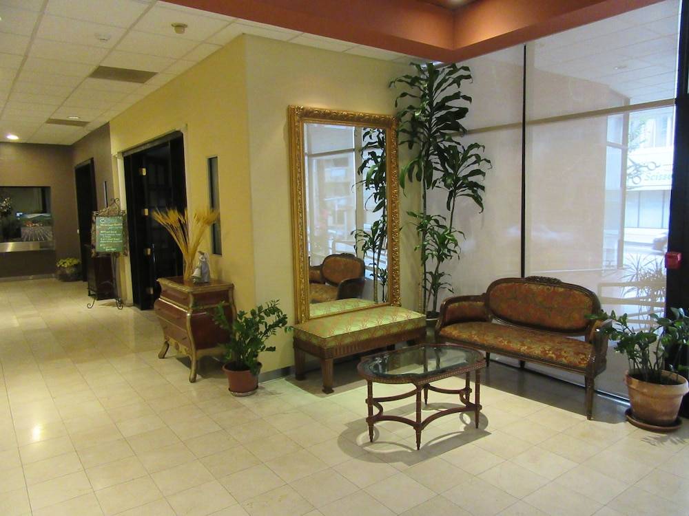 Ramada by Wyndham Los Angeles/Wilshire Center 2