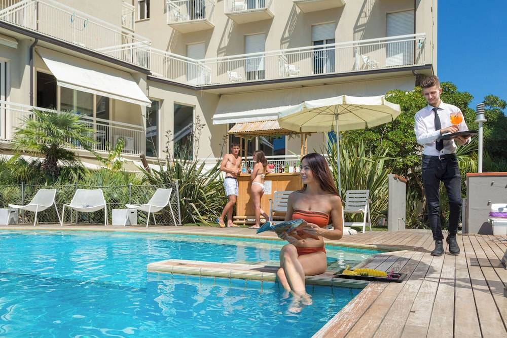 HOTEL TRIONFAL - Fronte Mare - Vicinissimi al Centro 1