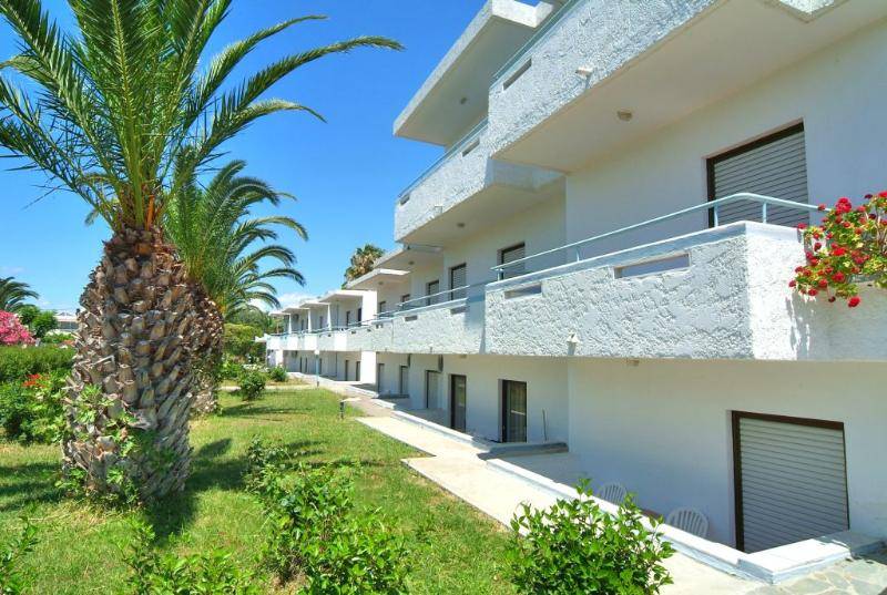 Yiannis Yard studios & apartments 1