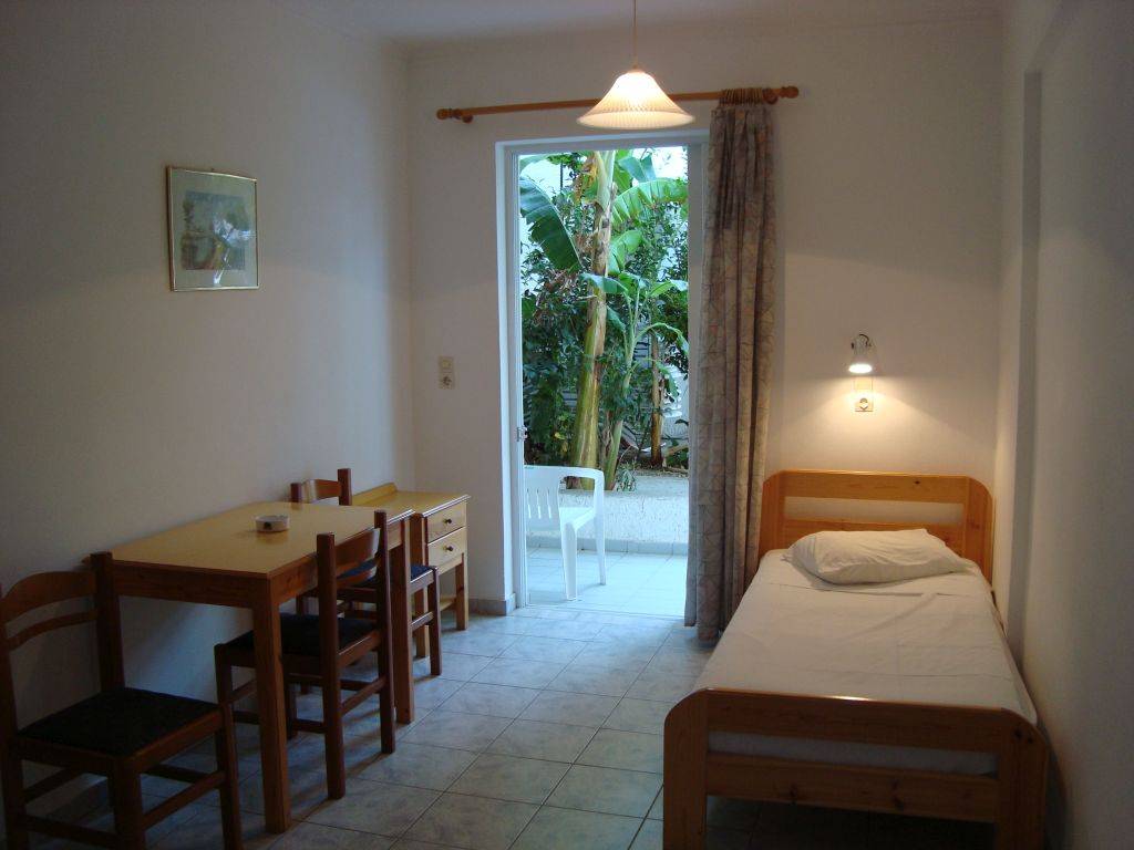 Yiannis Yard studios & apartments 2