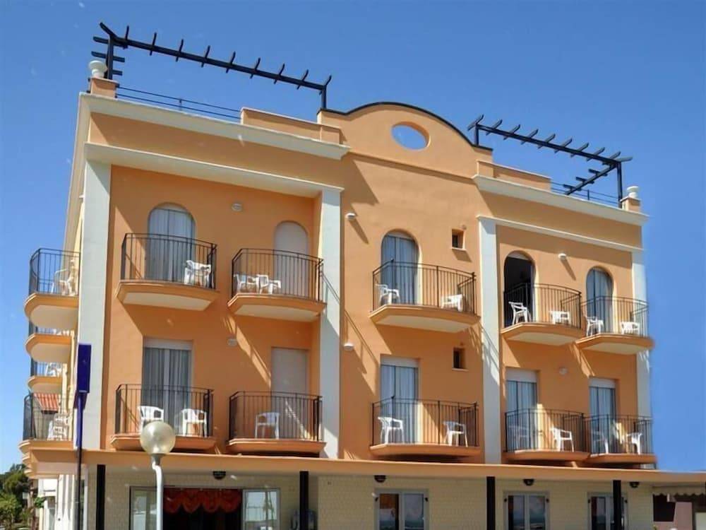Hotel Holiday Beach 1