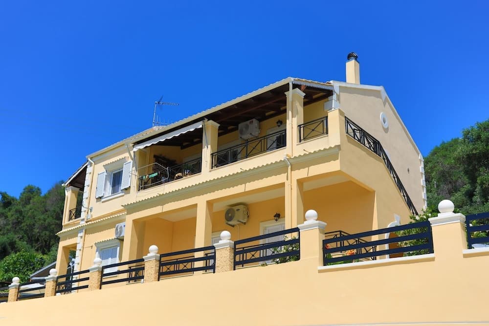 Hotel Perama 2