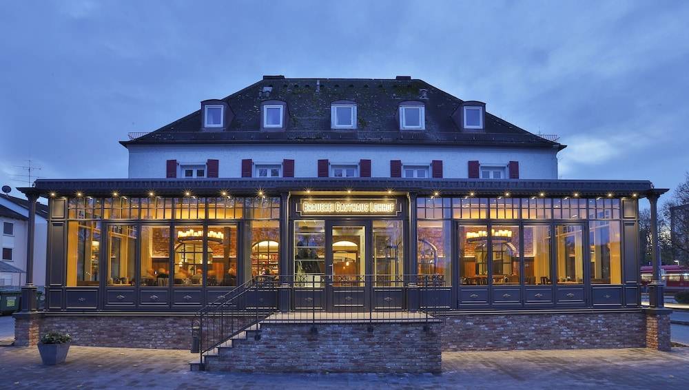 Brauerei Gasthaus Lohhof im Münchner Norden, direkt an der S1, nähe vom Flughafen, Zentrum, A92, Allianz Arena, Ruderregatta und Schießanlage G- Hochbrück entfernt, Internationale Küche 1