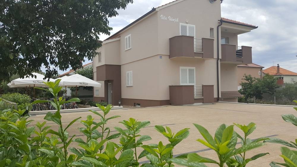 Apartments Villa Visnjik 1