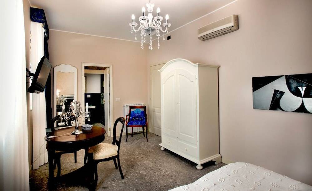 Porta Di Mezzo Luxury Suites & Rooms 2