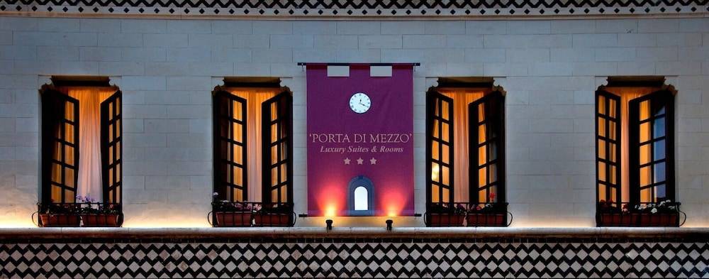 Porta Di Mezzo Luxury Suites & Rooms 1
