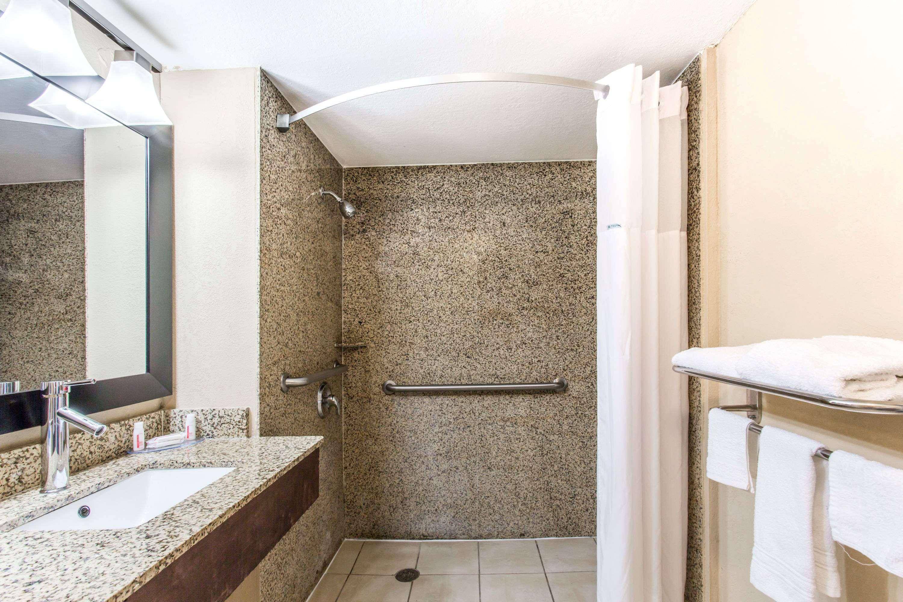 Days Inn by Wyndham Fort Lauderdale Apt Cruise Prt 1