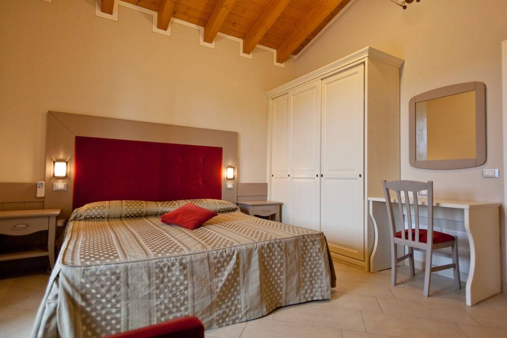Garda Hill Boutique Apartments with Panoramic Pools e Agriturismo 1