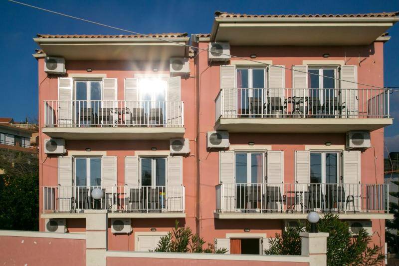 Kouros Apartments & Studios By Hotelius 1