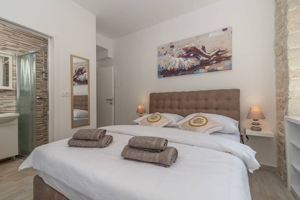 Studios Kadena Trogir - 18th century stone house 1