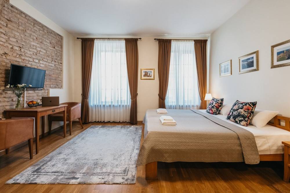 CATHEDRAL Old Town Suites 2