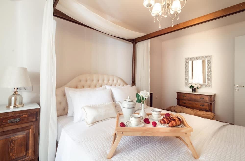 Maison Downtown Luxury Apartments! 1