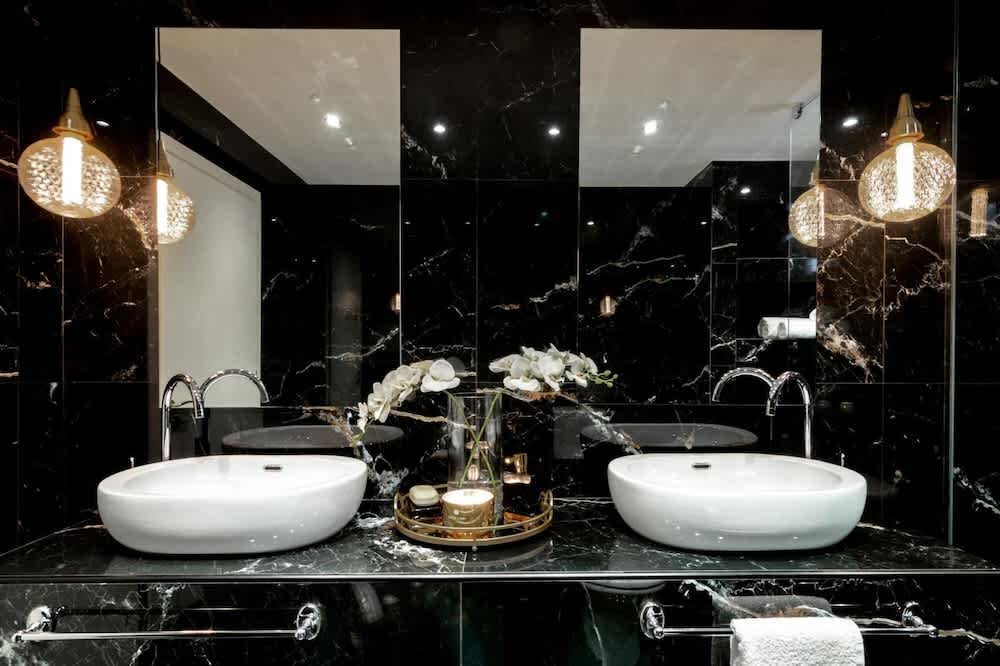 Maison Downtown Luxury Apartments! 2
