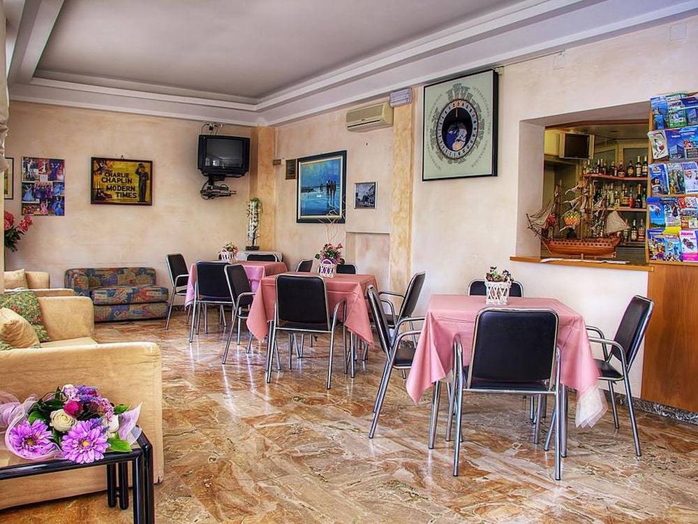 hotel iris 2
