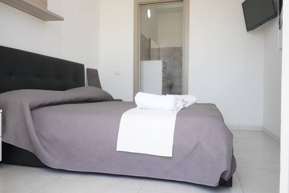VILLA LEONARDO SAN FOCA - Room, Pool & Restaurant 2