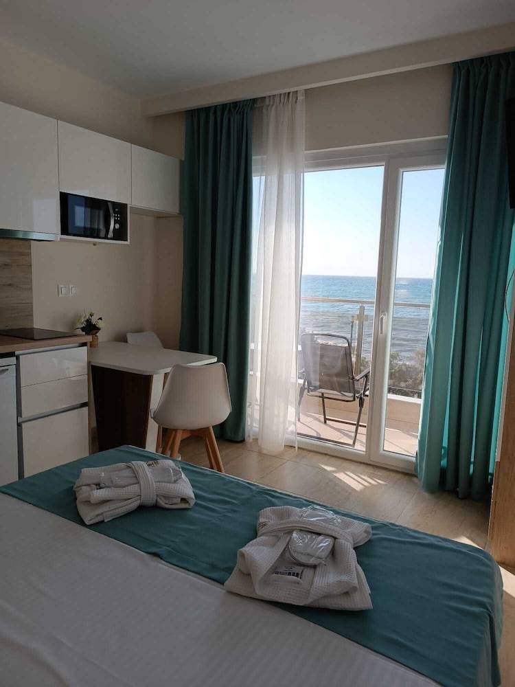 Navarino Luxe Suites 2