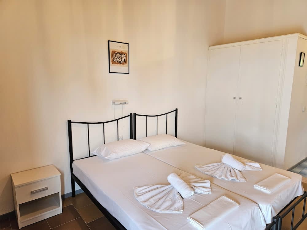 Olga's Sea & Garden View Studios, 400m from Ipsos Beach 2