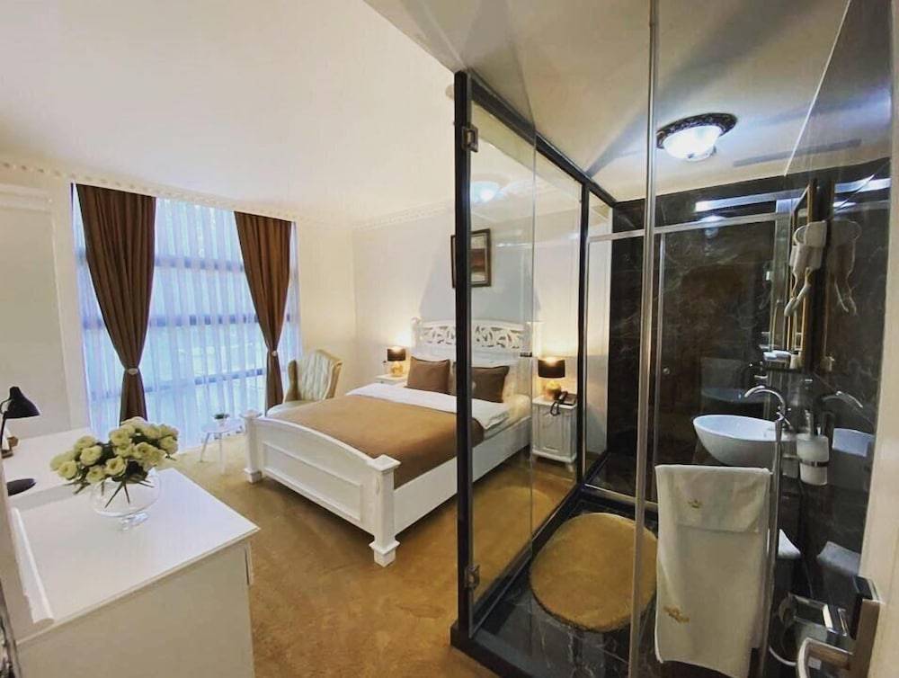 Golden Hotel 2