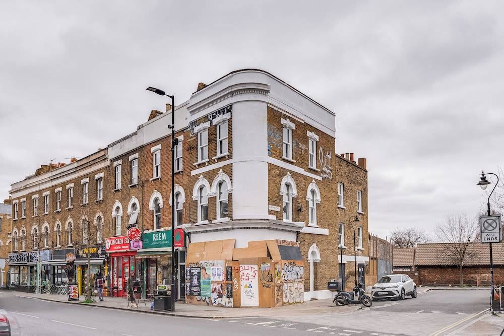 Camberwell Studios, 10 mins to Station 1