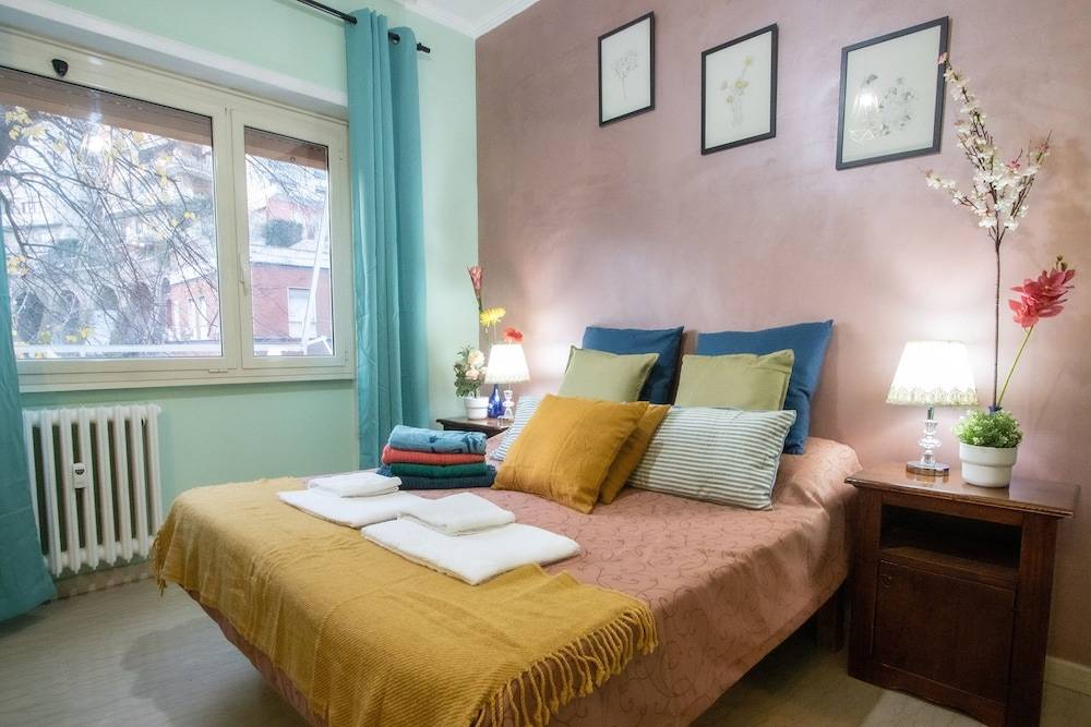 B&B Colorful Suite Yard 1