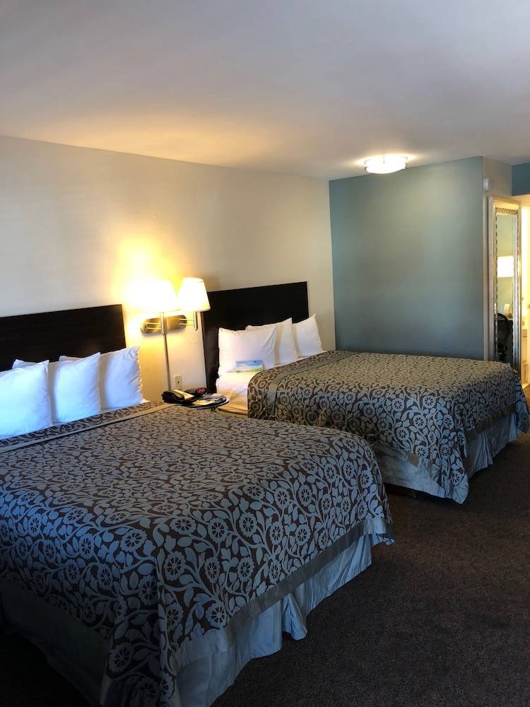 Days Inn by Wyndham Camarillo - Ventura 2