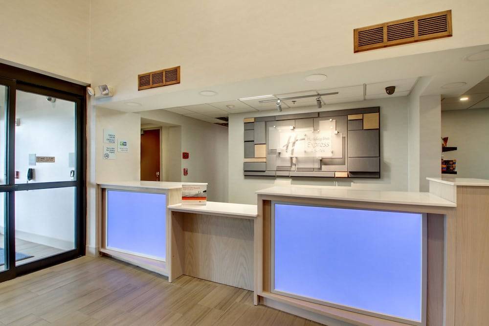 Holiday Inn Express & Suites AURORA - NAPERVILLE by IHG 2