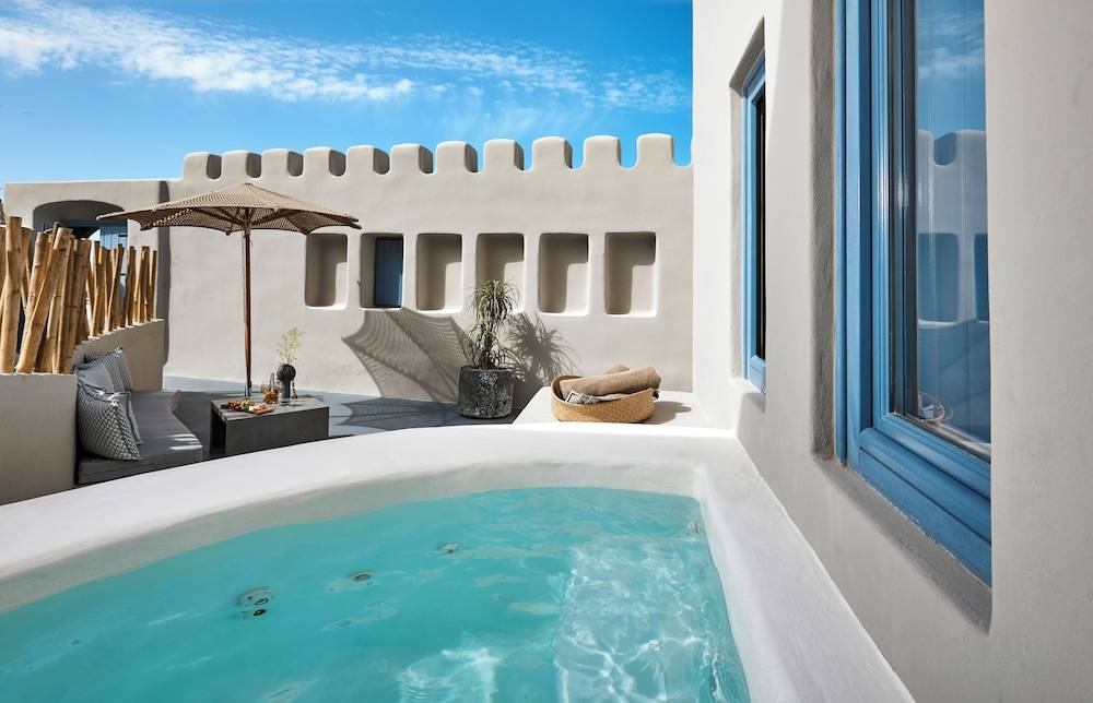 Luna Santorini Suites 1