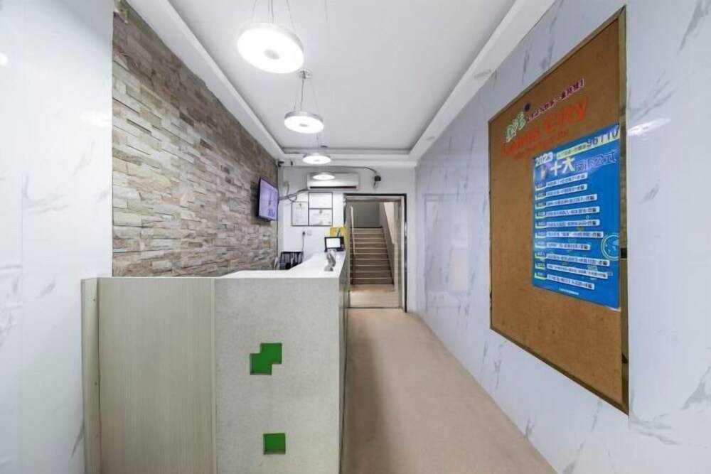 Red House Hotel (Shanghai Red House Hospital Lujiabang Road Subway Station Branch) 2