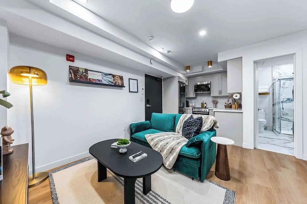 The McCaul by Casa Hotels Near AGO Basement Suite 2