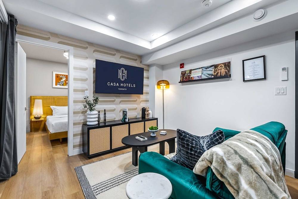 The McCaul by Casa Hotels Near AGO Basement Suite 1