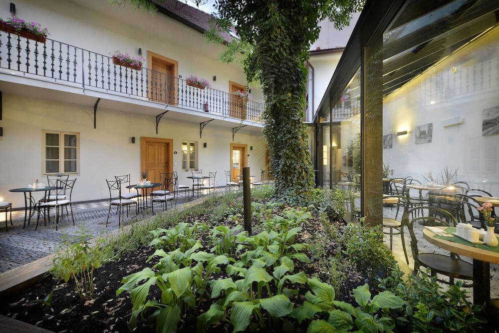 Hotel At the White Lily 1