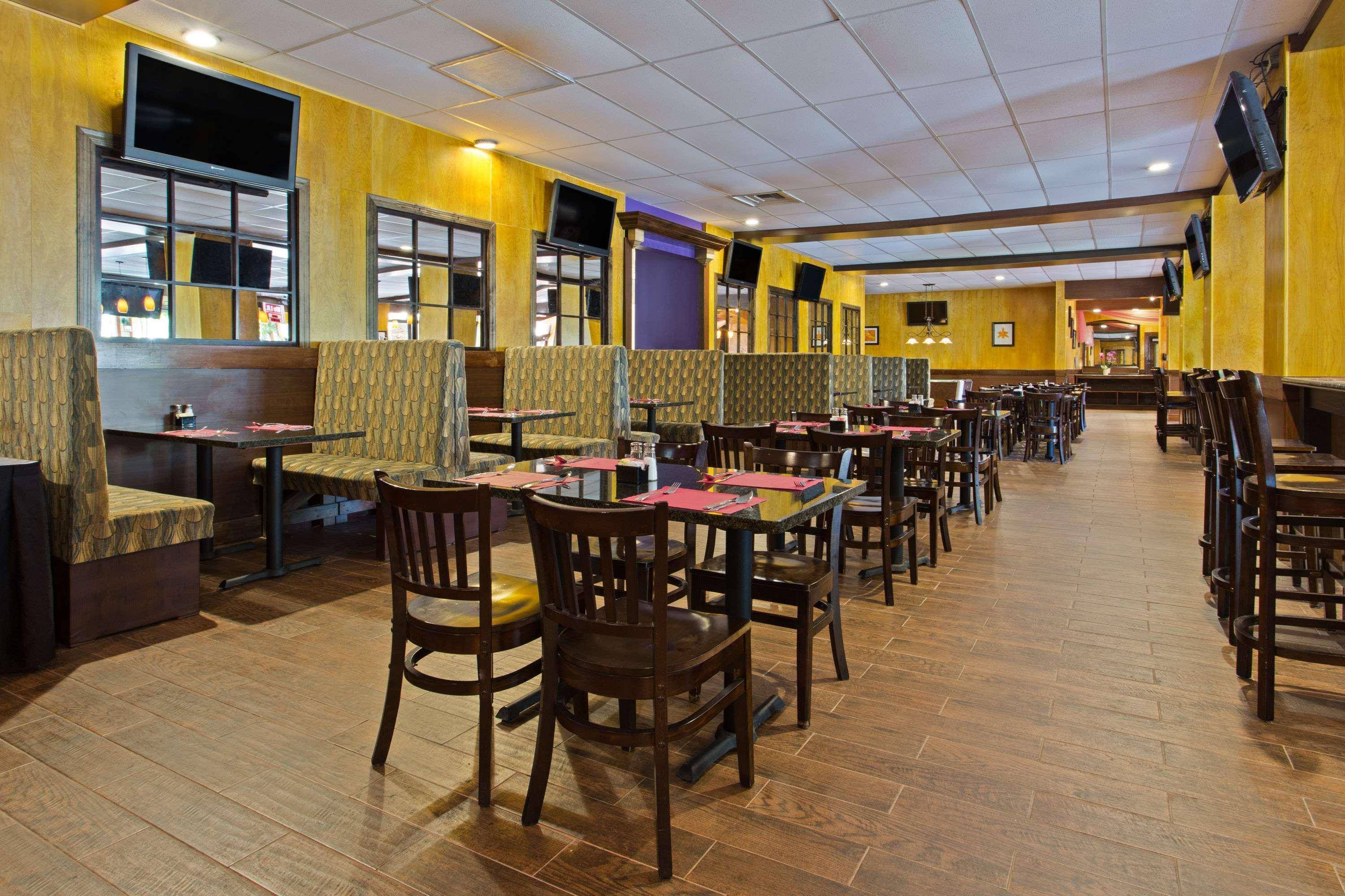 Ramada by Wyndham Tampa Airport Westshore 2