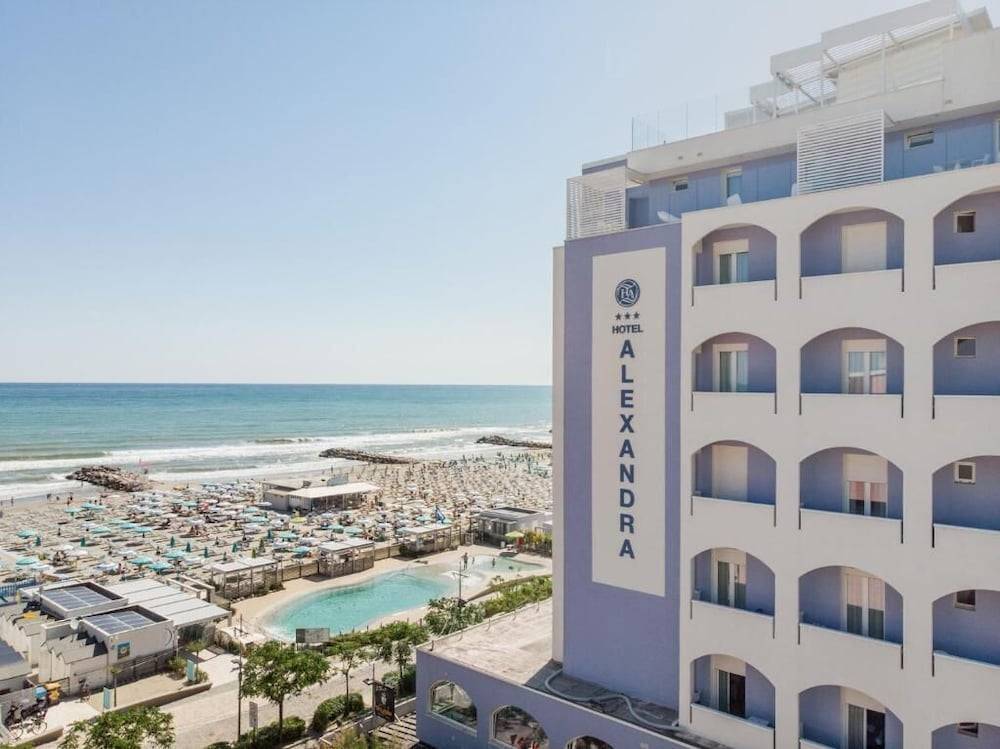 Alexandra B&B & Brunch -Beach Front Parking Included 1