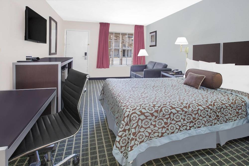 Days Inn by Wyndham Market Center Dallas Love Field 1