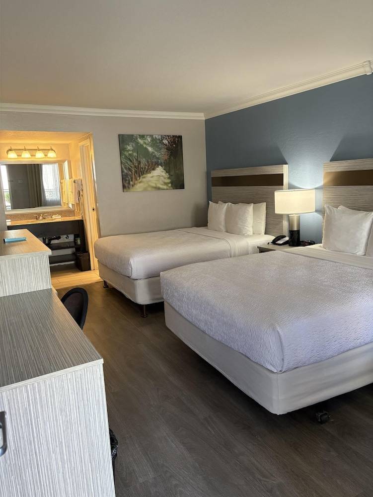 SureStay InnSuites Phoenix Hotel & Suites by Best Western 1