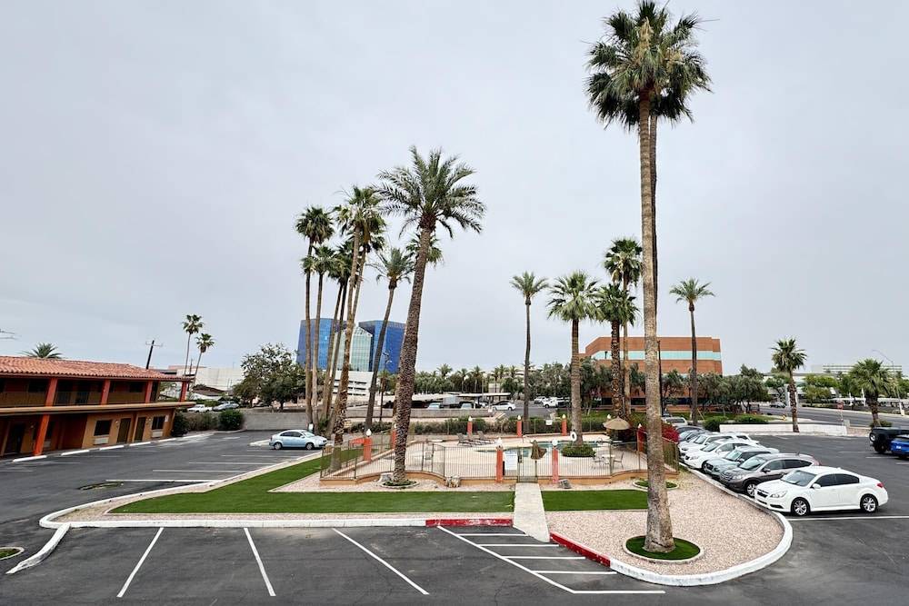 Howard Johnson by Wyndham Phoenix Airport/Downtown Area 1