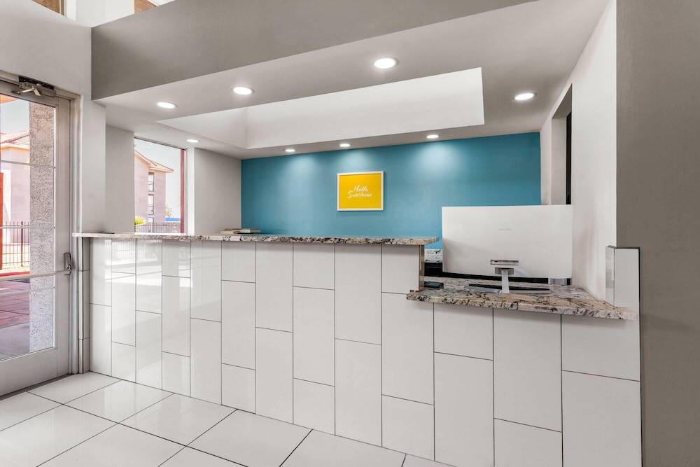 Days Inn by Wyndham Phoenix West 2