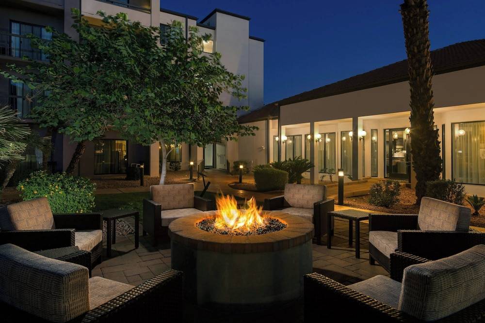 Courtyard by Marriott Phoenix Airport 1