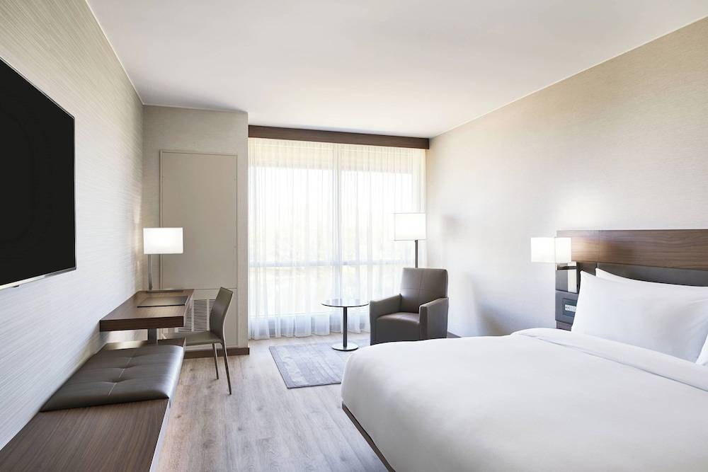 AC Hotel by Marriott Phoenix Biltmore 1