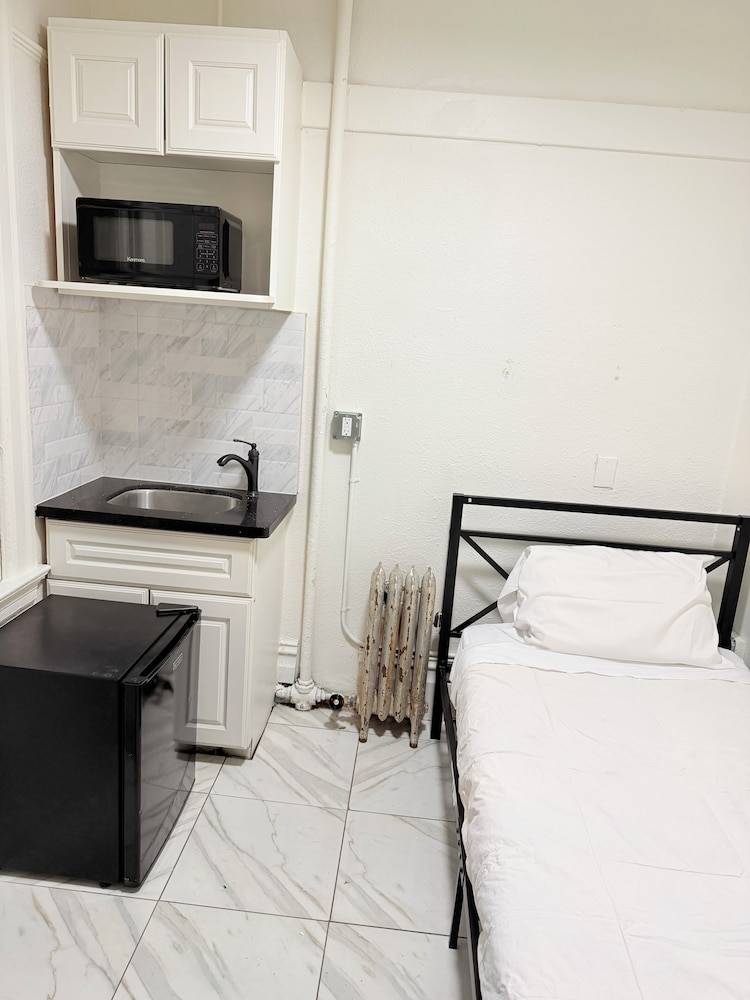 Adrian Hotel 1