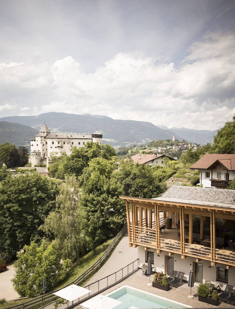 Presulis Hideaway Apartments & Restaurant 1