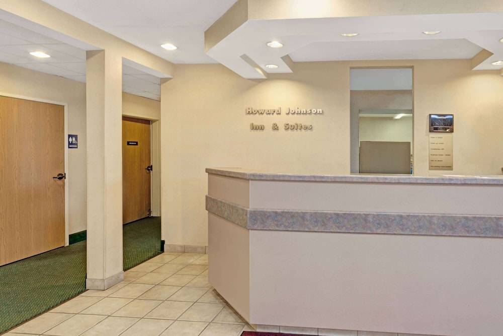 Red Lion Inn & Suites Elk Grove Village 2