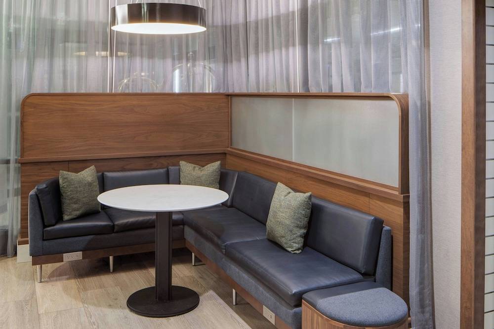 Courtyard by Marriott Chicago Downtown/River North 2