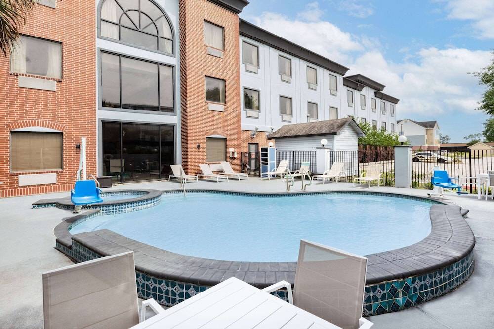 Wingate by Wyndham Houston Bush Intercontinental Airport 1