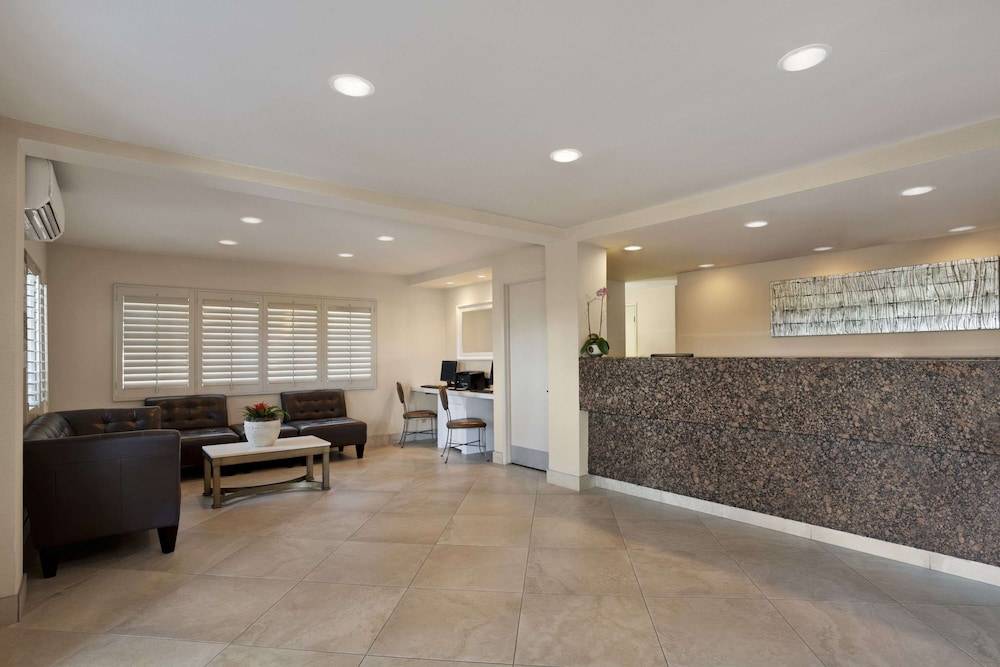 Days Inn by Wyndham San Diego Hotel Circle 2