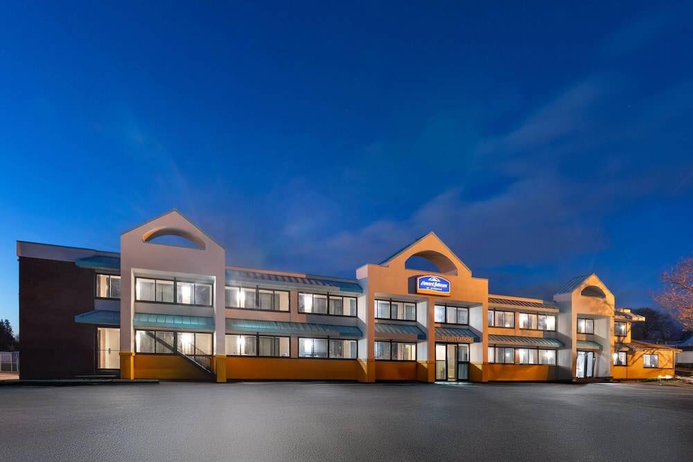 Howard Johnson by Wyndham Malden Boston Area 1