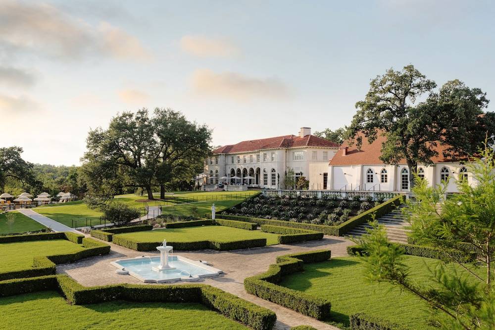 Commodore Perry Estate, Auberge Collection 1