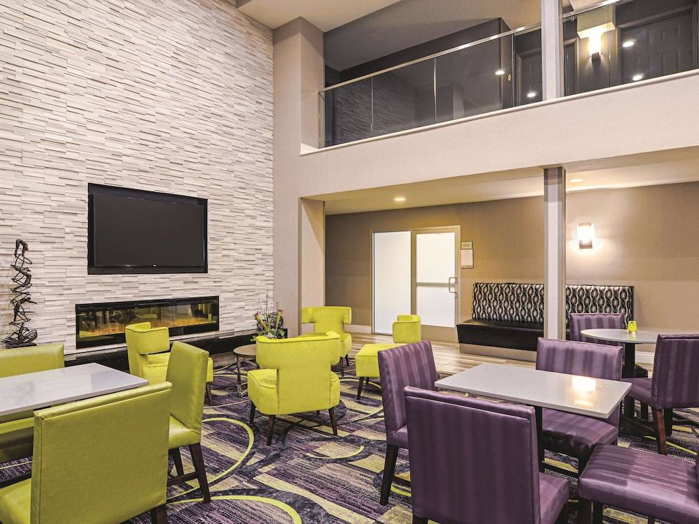 La Quinta Inn & Suites by Wyndham Denver Airport DIA 2