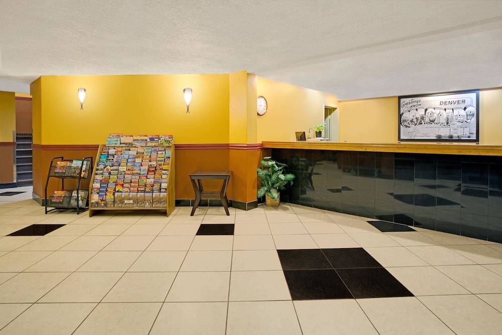 Super 8 by Wyndham Denver Stapleton 2