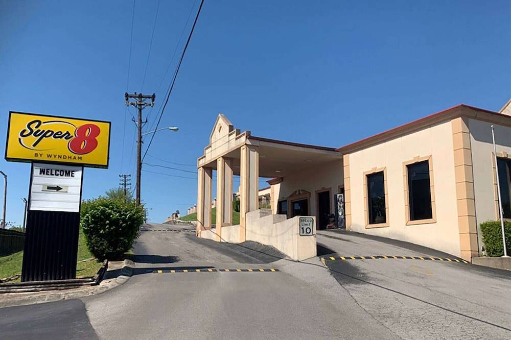 Super 8 by Wyndham Nashville Near Downtown / I-40 1